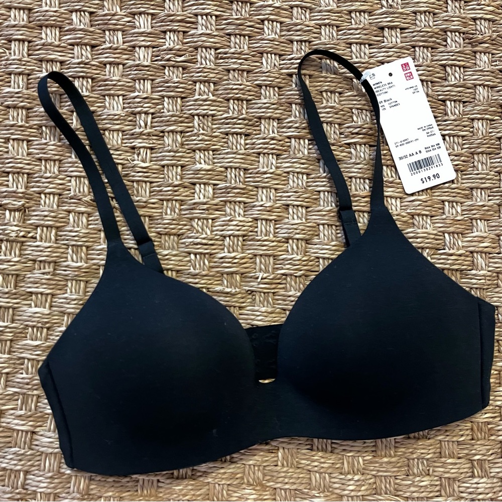 NWT Uniqlo black Beauty Light wireless bra. Size 30/32 AA A B